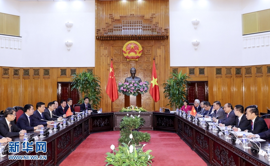 應(yīng)越南共產(chǎn)黨邀請，中共中央政治局常委、中央書記處書記劉云山9月18日至19日對越南進(jìn)行正式訪問。這是9月19日，劉云山在河內(nèi)會(huì)見越南總理阮春福。 新華社記者 丁林 攝