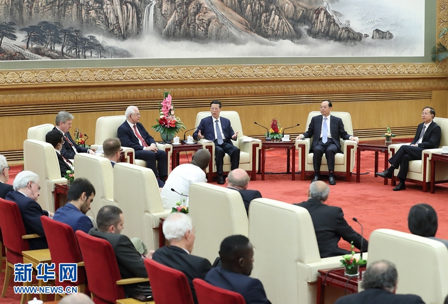 9月21日，中共中央政治局常委、國務(wù)院副總理張高麗在北京人民大會(huì)堂會(huì)見來華參加2017&ldquo;一帶一路&rdquo;媒體合作論壇的外方代表并回答大家關(guān)心的問題。新華社記者王曄攝 