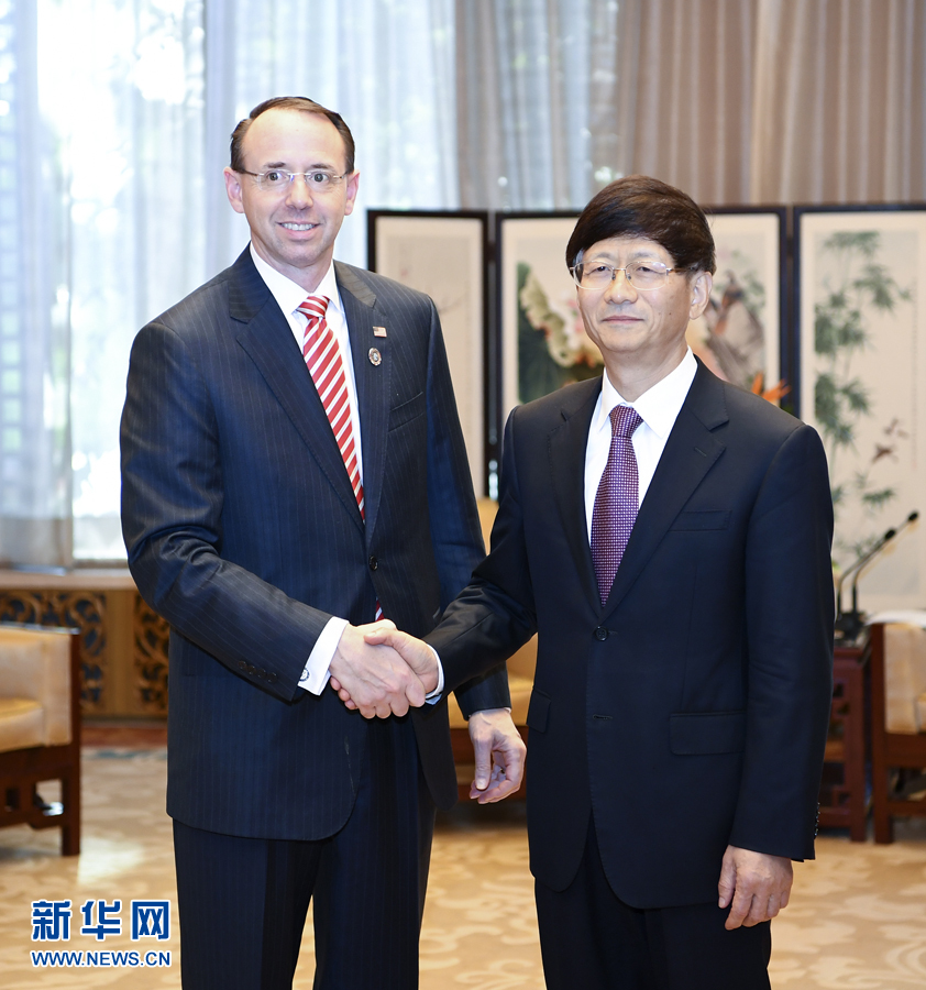 9月26日，中共中央政治局委員、中央政法委書記孟建柱在北京會見來華出席國際刑警組織第86屆全體大會的美國司法部常務(wù)副部長羅森斯坦。新華社記者 張領(lǐng) 攝