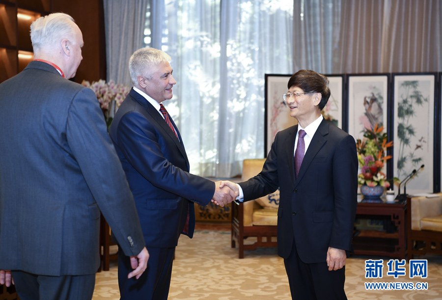 9月26日，中共中央政治局委員、中央政法委書記孟建柱在北京會見來華出席國際刑警組織第86屆全體大會的俄羅斯內(nèi)務(wù)部長科洛科利采夫（左二）和俄聯(lián)邦調(diào)查委員會主席巴斯特雷金（左一）。新華社記者 張領(lǐng) 攝 