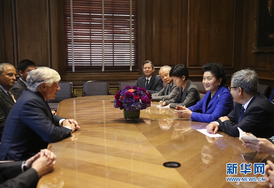 當(dāng)?shù)貢r間9月26日，國務(wù)院副總理劉延?xùn)|在紐約哥倫比亞大學(xué)出席中美大學(xué)校長與智庫論壇并發(fā)表主旨演講。這是論壇開始前，國務(wù)院副總理劉延?xùn)|（右二）會見哥倫比亞大學(xué)校長博林格（左）。新華社記者 王迎 攝