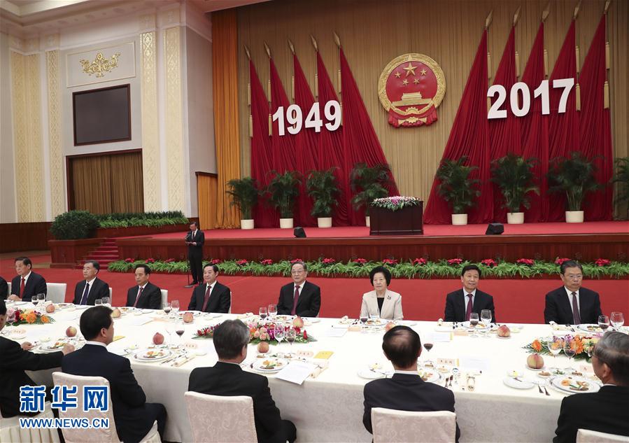 9月28日，全國政協(xié)辦公廳、中共中央統(tǒng)戰(zhàn)部、國務(wù)院僑辦、國務(wù)院港澳辦、國務(wù)院臺(tái)辦在北京人民大會(huì)堂聯(lián)合舉行國慶招待會(huì)。中共中央政治局常委、全國政協(xié)主席俞正聲與2800多名港澳臺(tái)僑各界代表歡聚一堂，慶祝中華人民共和國成立68周年。這是俞正聲在招待會(huì)上致辭。新華社記者 龐興雷 攝