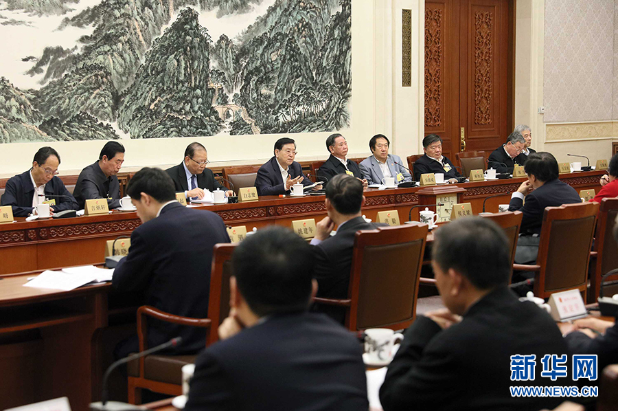 12月23日，十二屆全國(guó)人大常委會(huì)第三十一次會(huì)議舉行分組會(huì)議，審議監(jiān)察法草案二次審議稿等。張德江委員長(zhǎng)參加審議。 新華社記者劉衛(wèi)兵攝