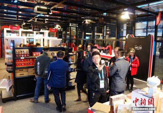 走進(jìn)&ldquo;互聯(lián)網(wǎng)之光&rdquo;博覽會(huì)，無(wú)人超市是本次展會(huì)最大的熱點(diǎn)，顧客可用二維碼進(jìn)入超市，實(shí)現(xiàn)全自動(dòng)購(gòu)物。