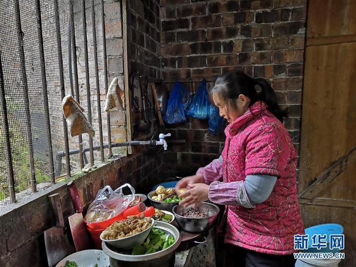 （新春走基層&middot;圖文互動）（2）八平方米&ldquo;蝸居&rdquo;變身苗家客棧&mdash;&mdash;苗家&ldquo;花姐&rdquo;的脫貧故事