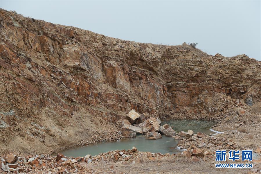 （新華視點&middot;圖文互動）（1）挖掘作業(yè)距漢墓中心僅20米，村民住房出現(xiàn)裂縫&hellip;&hellip;&ldquo;造地&rdquo;如何變挖山？