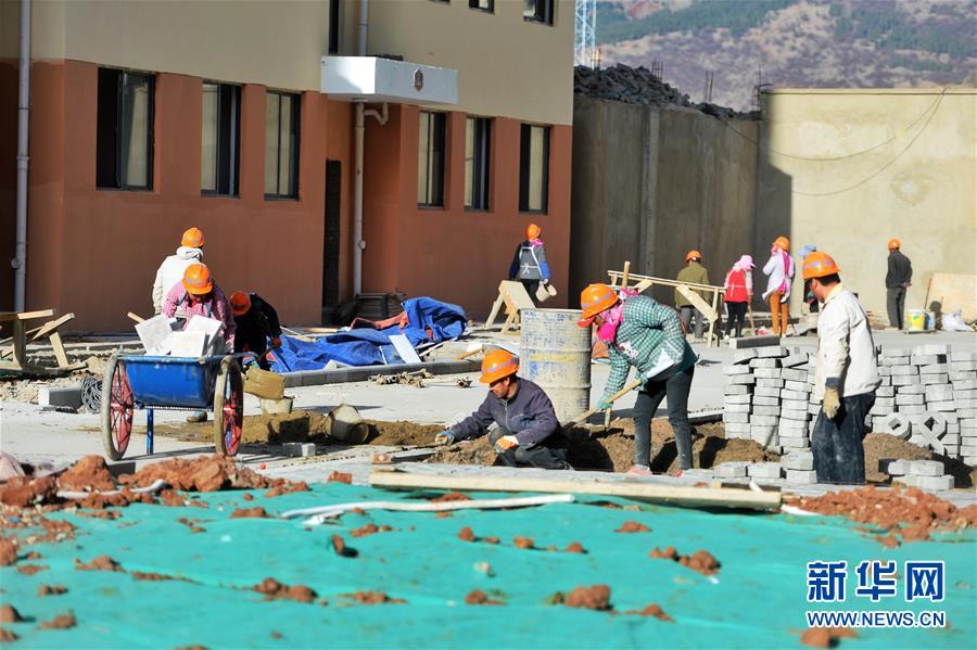 （在習(xí)近平新時(shí)代中國(guó)特色社會(huì)主義思想指引下&mdash;&mdash;新時(shí)代新作為新篇章&middot;圖文互動(dòng)）（2）高原春來(lái)早 云嶺開新篇 