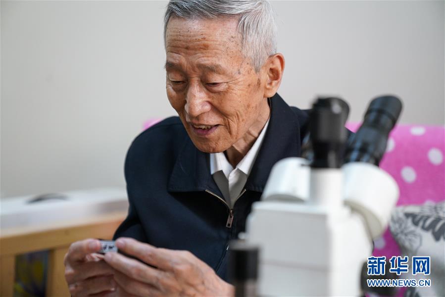 （新華全媒頭條&middot;時(shí)代先鋒&middot;圖文互動(dòng)）（2）傳奇的英雄 無(wú)悔的忠誠(chéng)&mdash;&mdash;記刑偵痕跡檢驗(yàn)專家崔道植