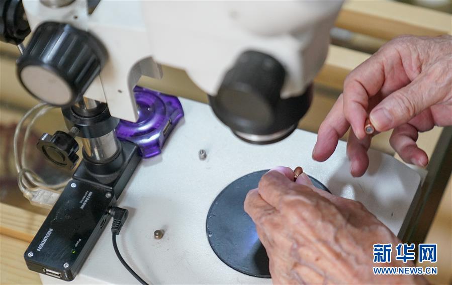 （新華全媒頭條&middot;時(shí)代先鋒&middot;圖文互動(dòng)）（7）傳奇的英雄 無(wú)悔的忠誠(chéng)&mdash;&mdash;記刑偵痕跡檢驗(yàn)專家崔道植