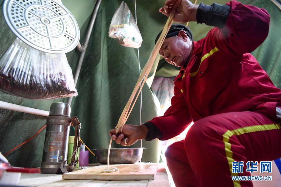 （新春走基層&middot;圖文互動(dòng)）（7）大漠中，一頂帳篷守歲五年