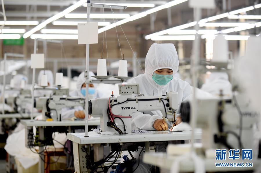 （聚焦疫情防控&middot;圖文互動）（3）我們能多產(chǎn)一件，前方就少一份風(fēng)險&mdash;&mdash;醫(yī)用防護(hù)服&ldquo;河北制造&rdquo;緊急&ldquo;起飛&rdquo;記