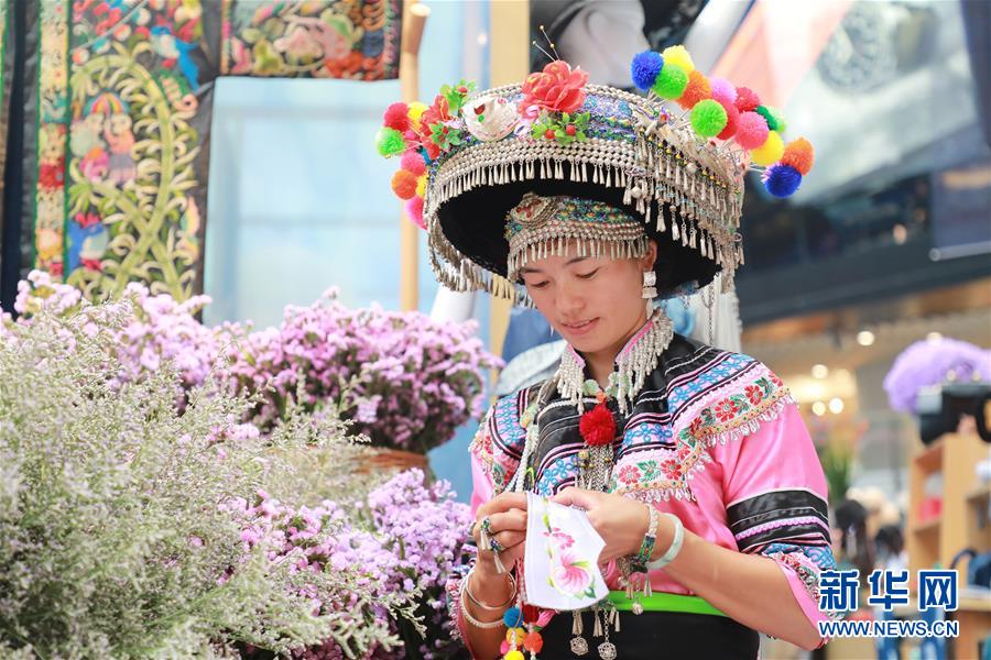 （脫貧攻堅(jiān)風(fēng)采錄&middot;帶頭人&middot;圖文互動(dòng)）（5）背著娃繡著花 養(yǎng)活自己養(yǎng)活家&mdash;&mdash;夏華和13000名大山繡娘的&ldquo;中國(guó)夢(mèng)&rdquo;