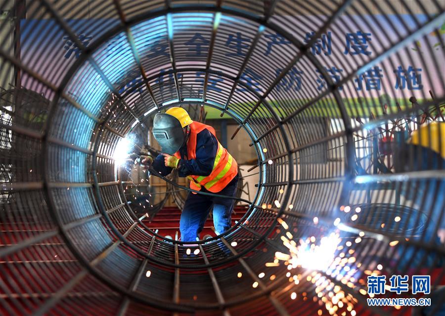 （新華全媒頭條&middot;圖文互動）（17）磨難壓不垮 奮起正當(dāng)時&mdash;&mdash;習(xí)近平總書記在統(tǒng)籌推進(jìn)新冠肺炎疫情防控和經(jīng)濟(jì)社會發(fā)展工作部署會議上的重要講話振奮人心凝聚力量