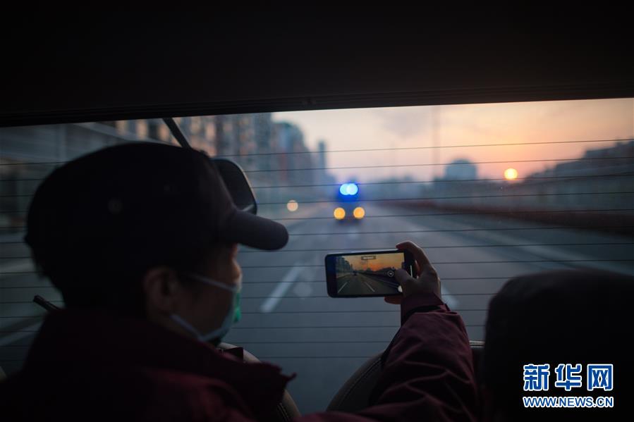 （新華全媒頭條&middot;習(xí)近平致敬的戰(zhàn)&ldquo;疫&rdquo;英雄&middot;武漢人民篇&middot;圖文互動）（12）壯哉，大武漢&mdash;&mdash;獻(xiàn)給英雄的武漢人民