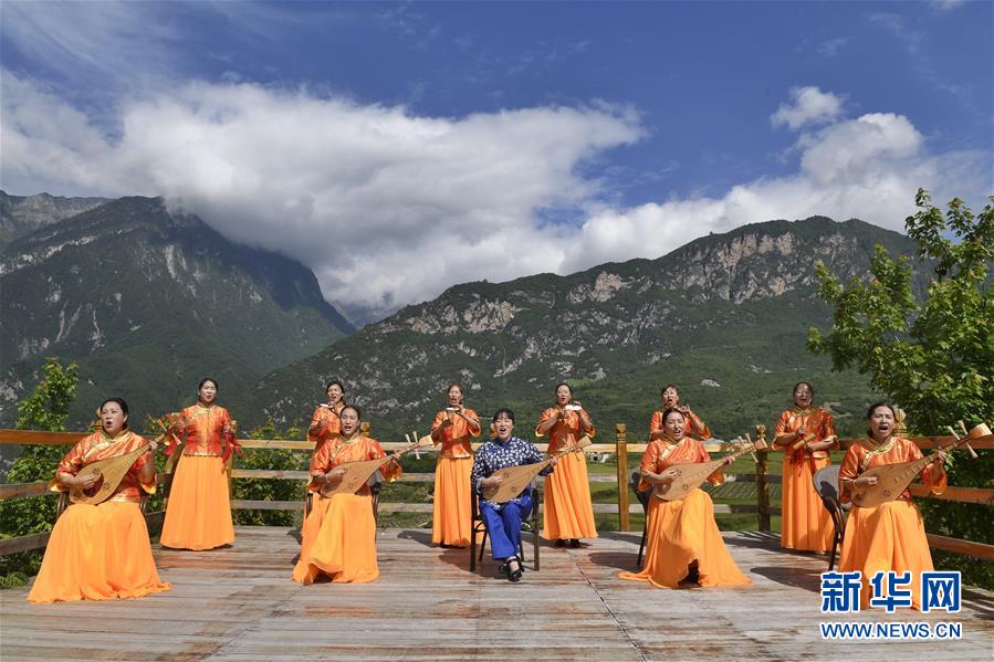（圖文互動）（6）雪山草地展新貌&mdash;&mdash;四川阿壩州脫貧奔小康紀(jì)實(shí)
