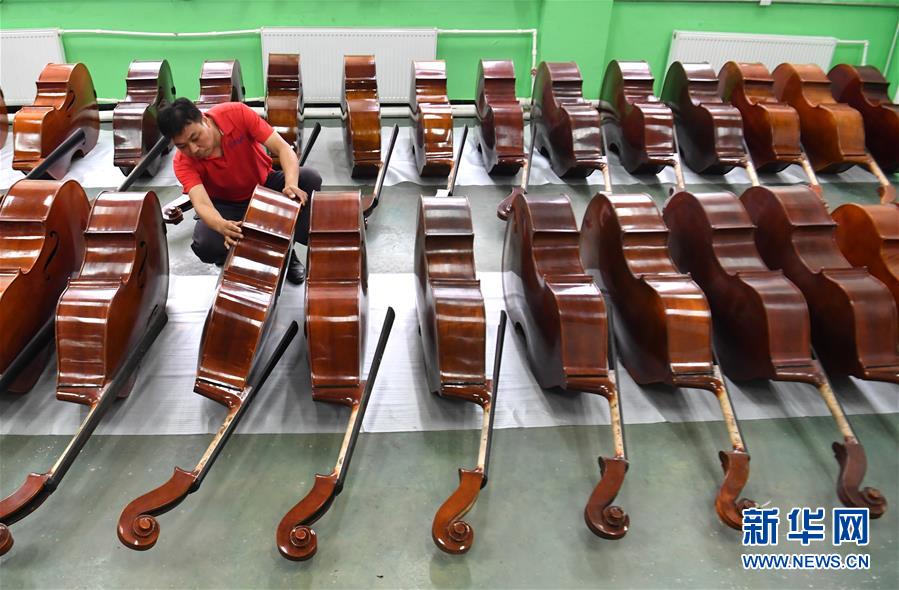 （走向我們的小康生活&middot;圖文互動）（2）放下鋤頭，卻撥動命運的琴弦