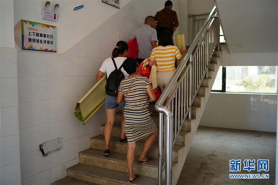 （在習(xí)近平新時代中國特色社會主義思想指引下&mdash;&mdash;新時代新作為新篇章&middot;習(xí)近平總書記關(guān)切事&middot;圖文互動）（6）遮風(fēng)雨 送安穩(wěn)&mdash;&mdash;受災(zāi)群眾轉(zhuǎn)移安置中的暖心故事