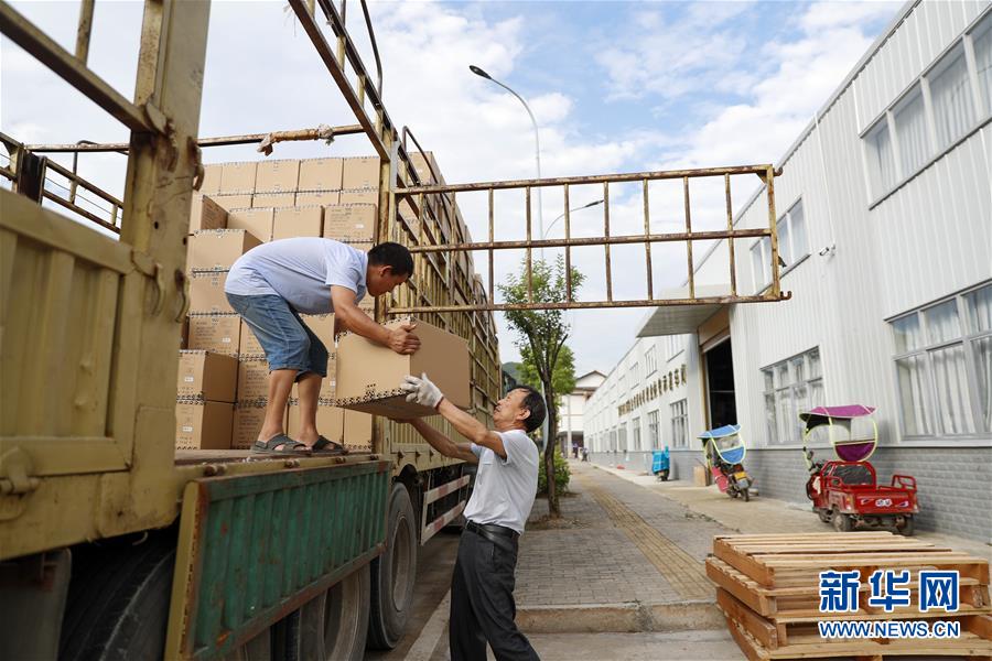 （落實(shí)&ldquo;六穩(wěn)&rdquo;&ldquo;六保&rdquo;一線見聞&middot;圖文互動(dòng)）（1）&ldquo;不讓一名貧困勞動(dòng)力失業(yè)！&rdquo;&mdash;&mdash;三峽庫區(qū)穩(wěn)就業(yè)見聞