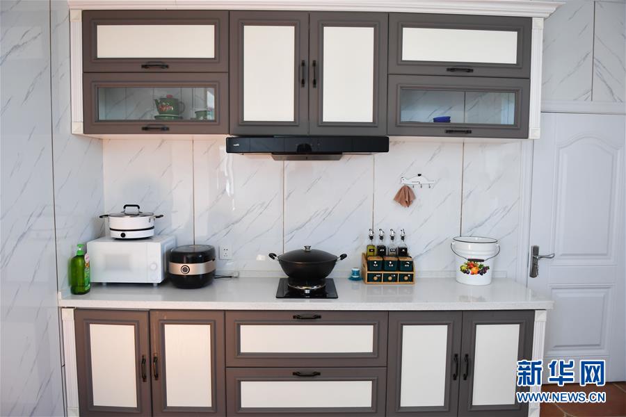 （走向我們的小康生活&middot;圖文互動）（7）草原有了網(wǎng)，手機(jī)能放羊&mdash;&mdash;看呼倫貝爾大草原牧民生活變了樣 