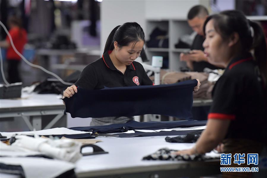 （走向我們的小康生活&middot;圖文互動(dòng)）（3）&ldquo;一件衣裳&rdquo;，藏著脫貧致富新天地