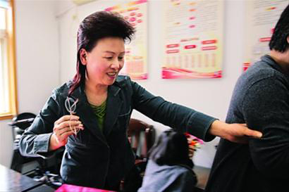 梁慧麗自己帶頭干，身邊人從跟著干到搶著干