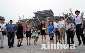 全國(guó)勞模在山海關(guān)參觀(guān)游覽