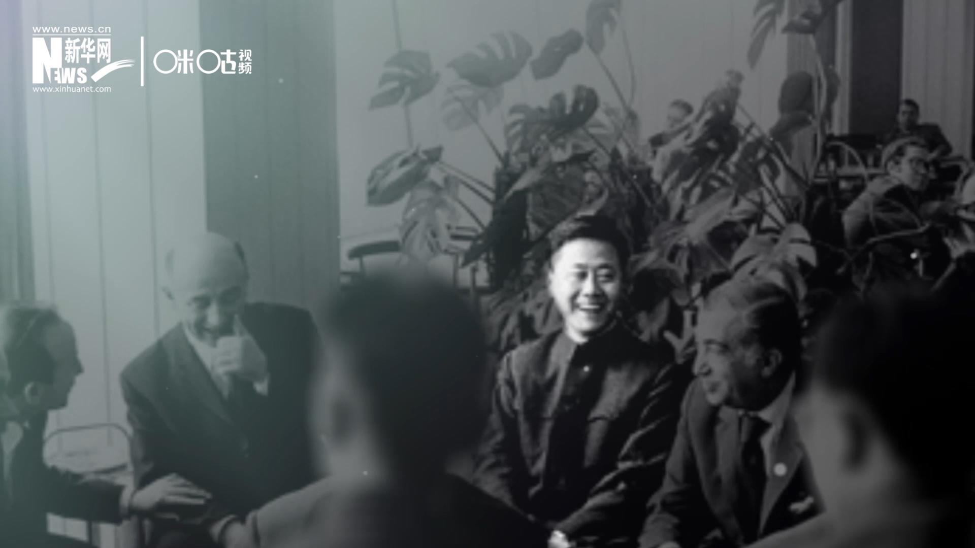 照片里的這個人是高梁，原新華社國際部記者。原本作為代表團隨行記者的他接到通知，由他帶領一支先遣小組先行去紐約。