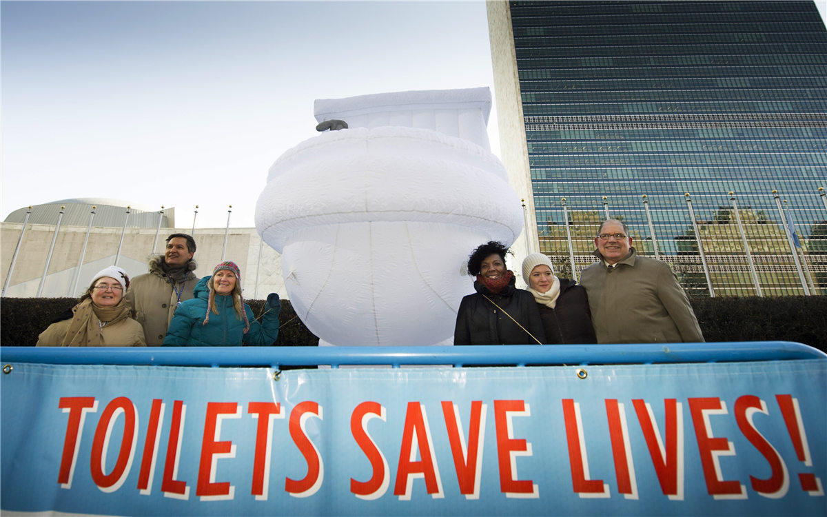 &ldquo;世界廁所日&rdquo;，聯(lián)合國總部大樓前的口號條幅