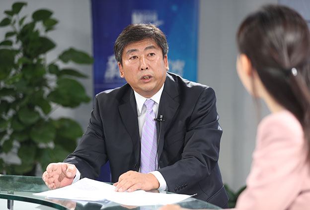 具體落在實處就是把方向，管大局，保落實