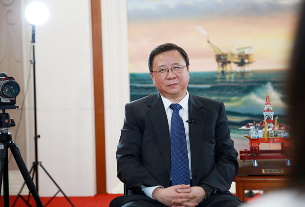 堅(jiān)持黨的領(lǐng)導(dǎo)、加強(qiáng)黨的建設(shè)，是國(guó)有企業(yè)的光榮傳統(tǒng)。