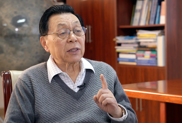 宇宙空間有來(lái)自各類(lèi)天體發(fā)射的很多信息，背面是唯一的一個(gè)地方能接收到這部分信號(hào)