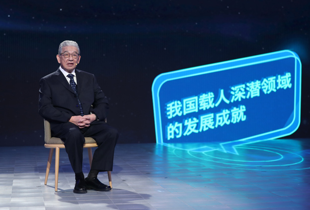 抱著要建造先進(jìn)的海軍裝備保家衛(wèi)國(guó)的心愿，考入了交通大學(xué)造船系