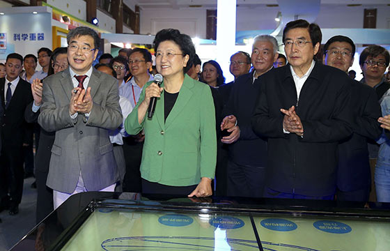 劉延?xùn)|、郭金龍參加2016年全國科技活動周活動