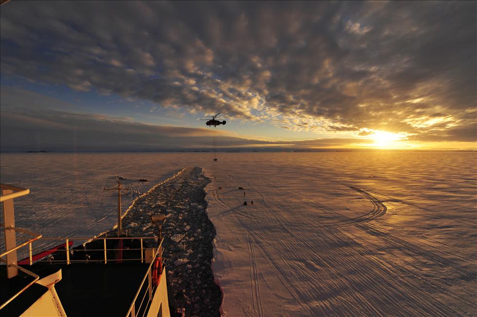 忙碌的&ldquo;雪鷹12&rdquo;號直升機(高清)