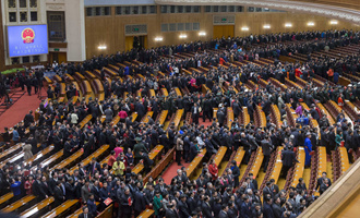閉幕會結(jié)束后，代表離開會場