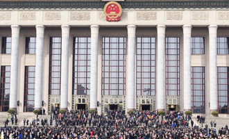 閉幕會后，代表走出人民大會堂