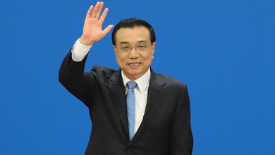 記者會結束后，李克強揮手致意