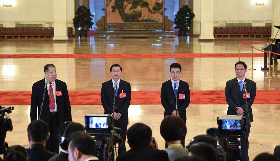 凌解放、王立平、徐川、黃一兵接受采訪