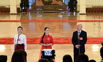 肖笑波、侯艷、徐俊代表接受采訪