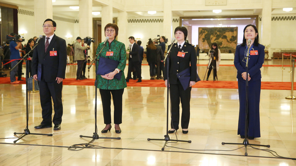 蔣成華、邵蕓、甘露、周宇代表接受采訪