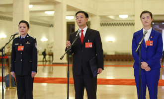 李貝、裴春亮、丁寧代表接受采訪