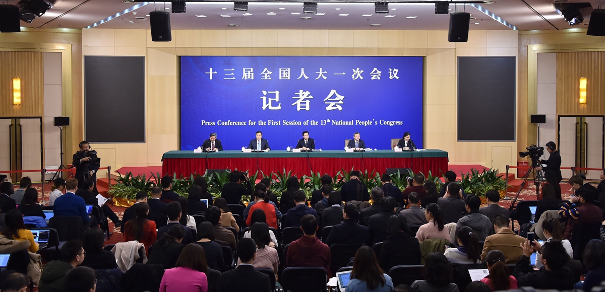 商務(wù)部部長(zhǎng)鐘山等就&ldquo;推動(dòng)形成全面開(kāi)放新格局 推動(dòng)商務(wù)事業(yè)高質(zhì)量發(fā)展&rdquo;答記者問(wèn)