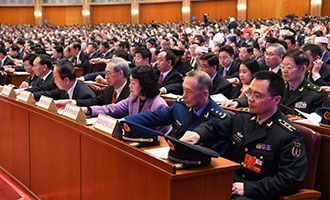 與會代表在表決總監(jiān)票人、監(jiān)票人名單草案