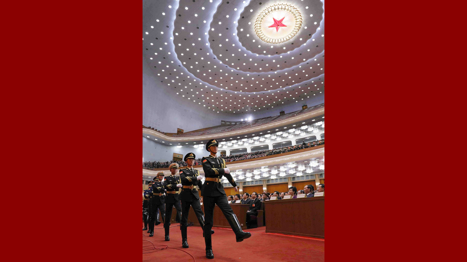 陸?？杖妰x仗兵正步行進(jìn)至主席臺(tái)前