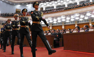 陸?？杖妰x仗兵正步行進(jìn)至主席臺(tái)前