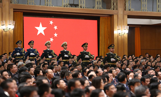 陸?？杖妰x仗兵正步行進(jìn)