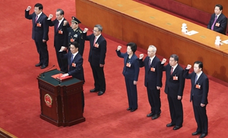 國務(wù)院副總理、國務(wù)委員、秘書長進(jìn)行憲法宣誓