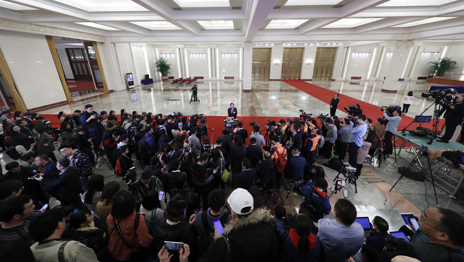 記者在&ldquo;部長通道&rdquo;采訪