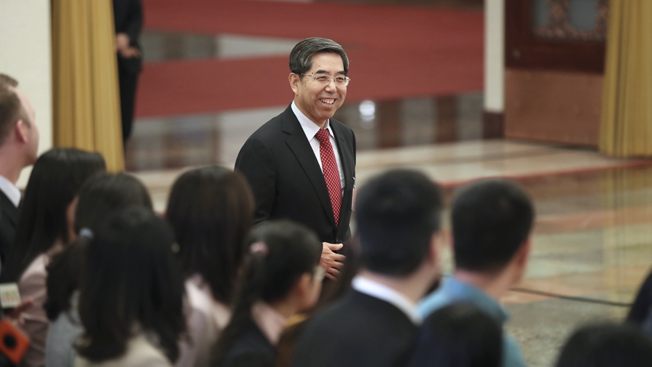 馬建堂步入&ldquo;部長通道&rdquo;，準備接受采訪