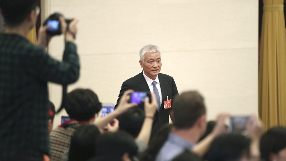 王志剛步入&ldquo;部長通道&rdquo;，準備接受采訪